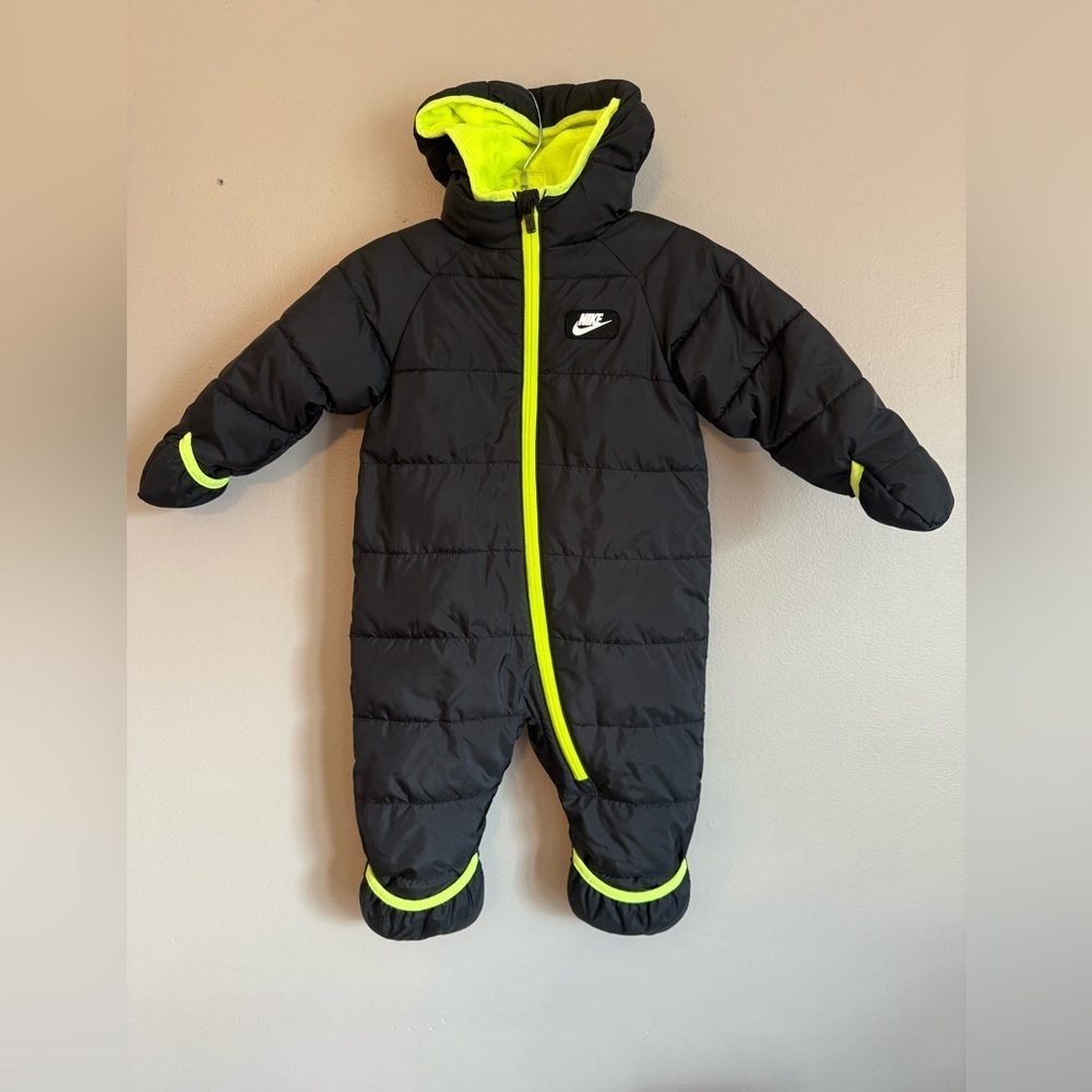 Nike Kids Black and Neon boys snowsuit size 12 mo worn once Absolutely beautiful